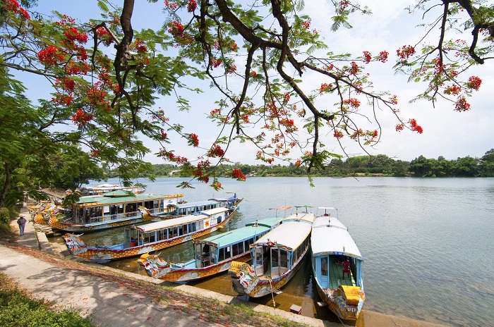 Thành phố Huế là một điểm đến lý tưởng để bạn có thể dạo mát yên bình quanh bờ sông Hương thơ mộng